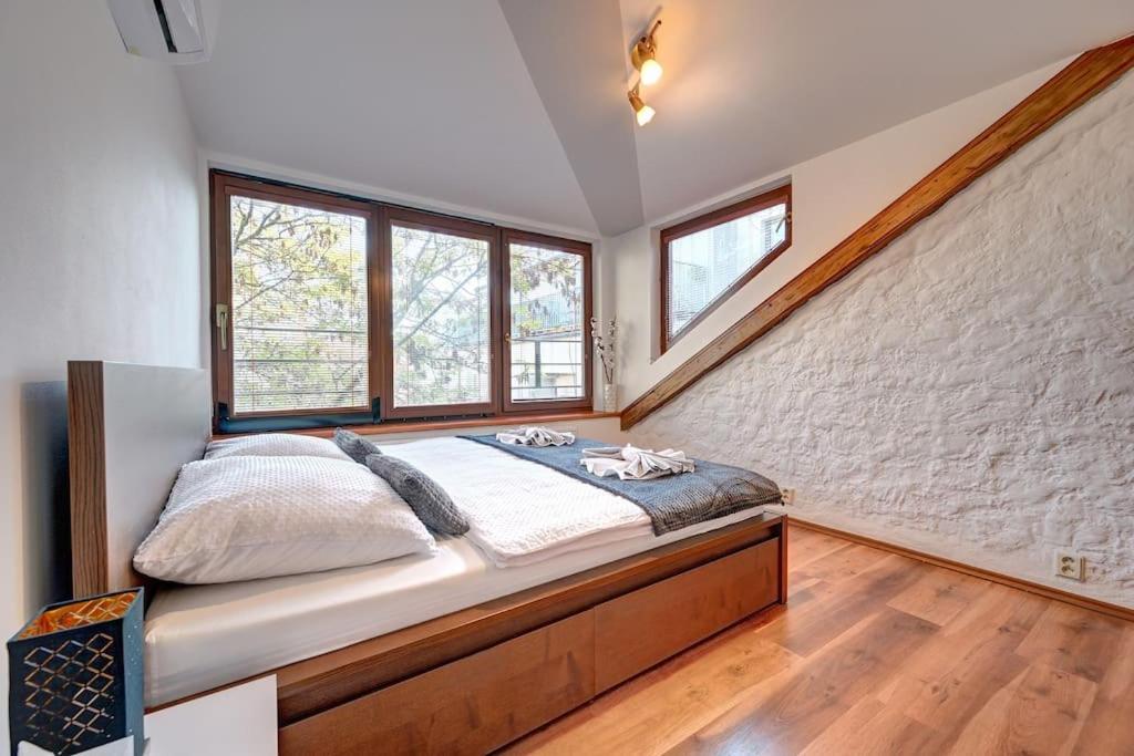 Appartamento Velky 3-Loznicovy Byt Praha 8 Karlin Esterno foto