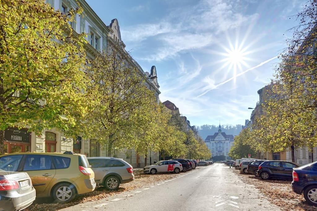 Appartamento Velky 3-Loznicovy Byt Praha 8 Karlin Esterno foto